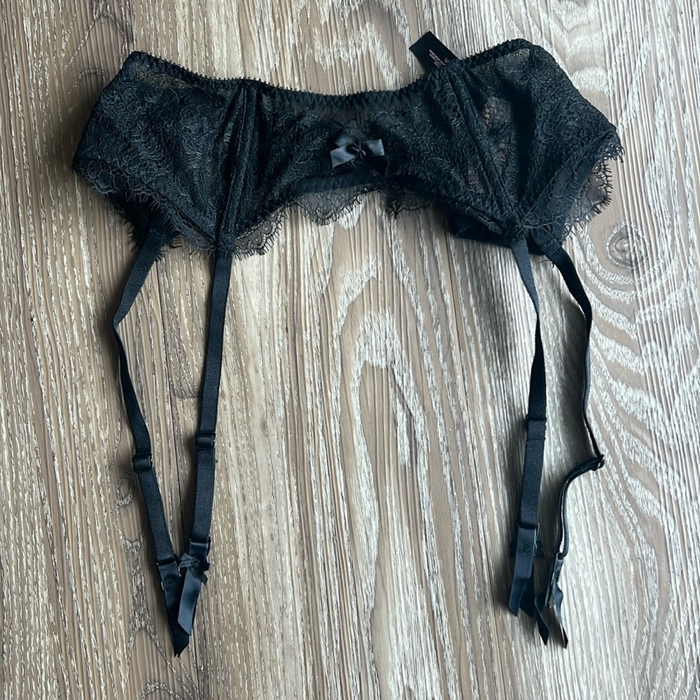 NWT Victoria’s Secret black xs/s black lace garter belt